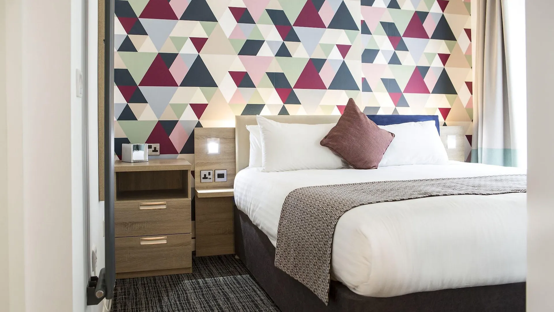 Cityroomz Edinburgh 3*,