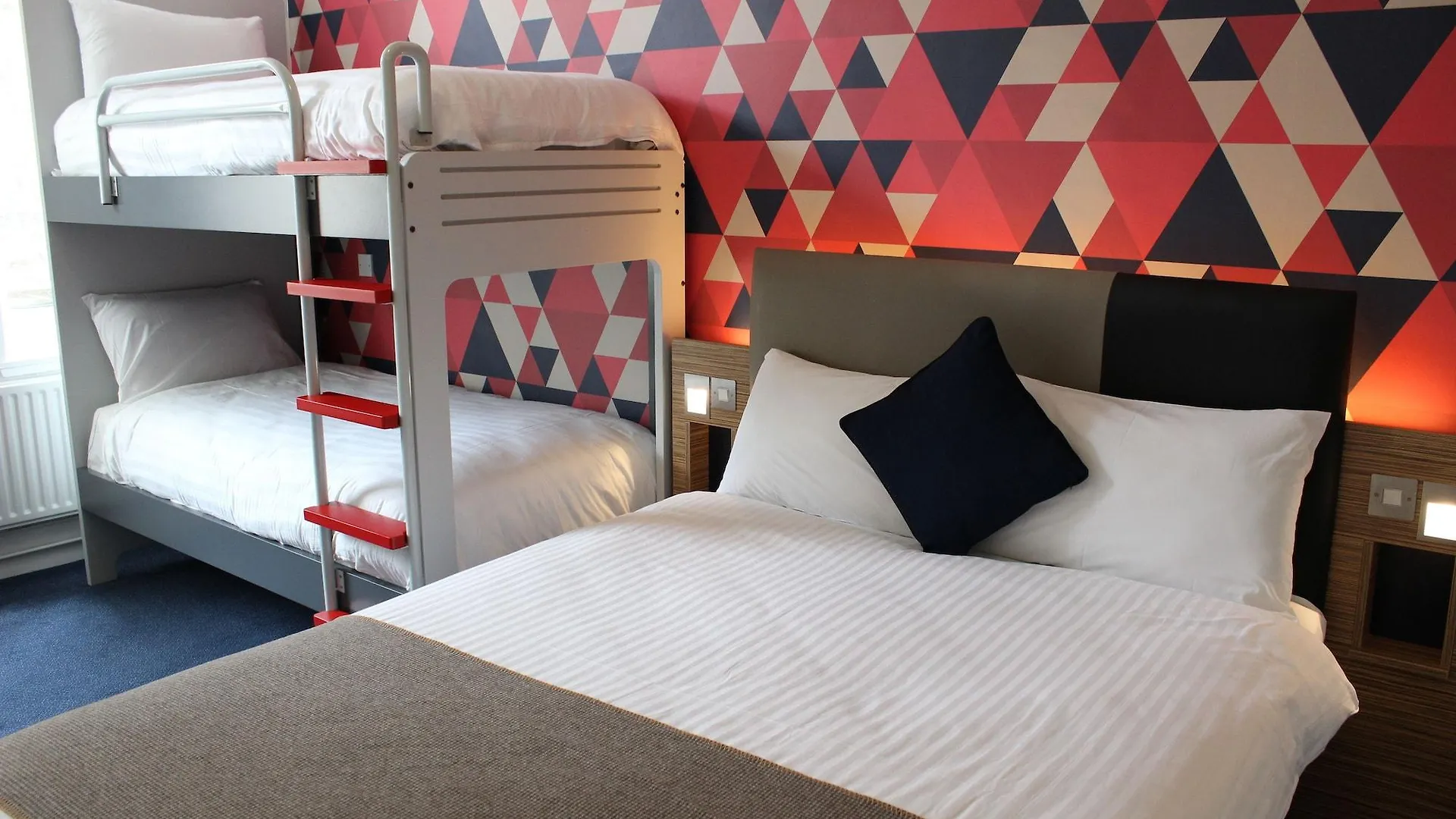 Cityroomz Edinburgh 3*,