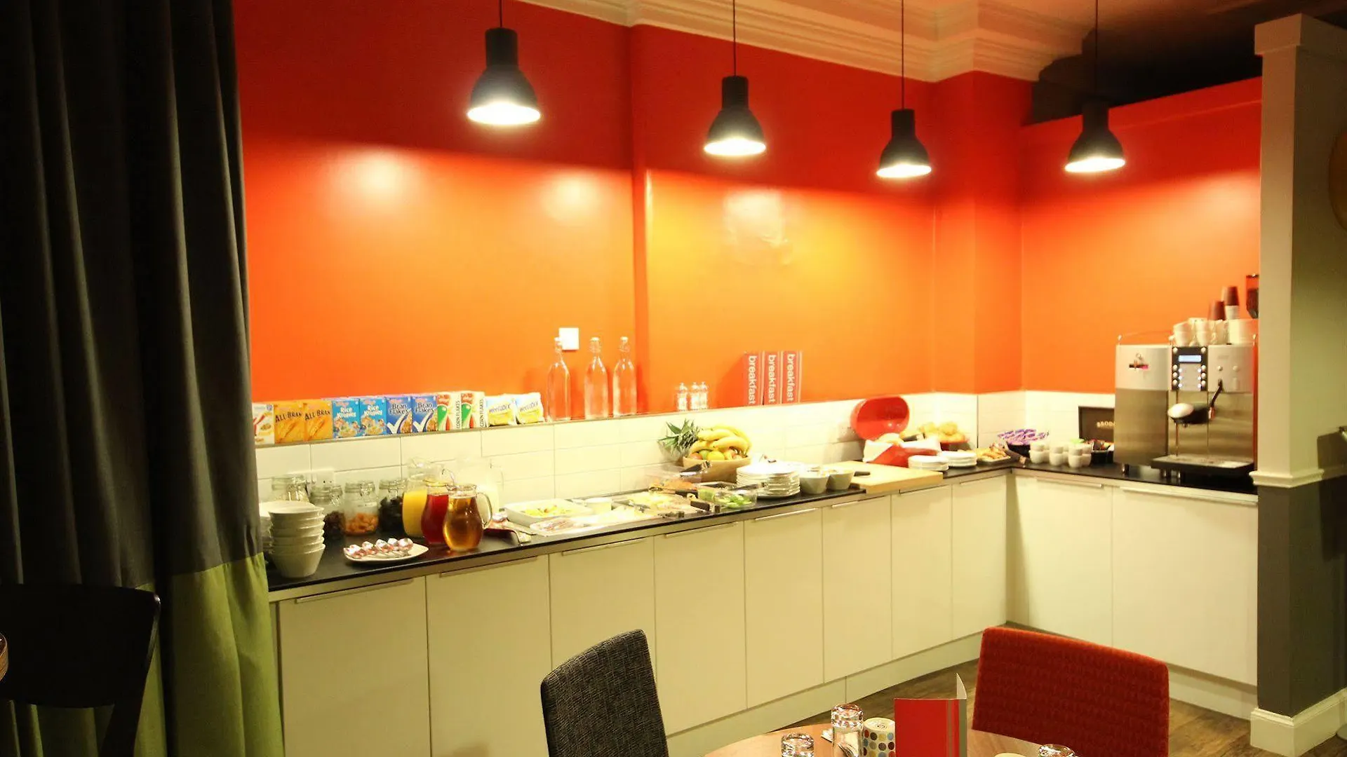 Cityroomz Edinburgh 3*,